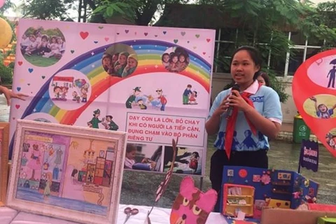 Trẻ em gái thuyết minh về kiến thức chống xâm hại và bạo lực. (Ảnh: PV/Vietnam+)