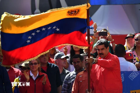 Tổng thống Venezuela Nicolas Maduro tham gia cuộc tuần hành ủng hộ Chính phủ ở Caracas ngày 23/2/2019. (Ảnh: THX/TTXVN)