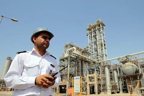 Nhân viên làm việc tại cơ sở hóa dầu Mahshahr ở tỉnh Khuzestan, tây nam Iran. (Ảnh: EPA/TTXVN)