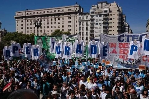 Biểu tình đòi tăng lương ở Argentina.