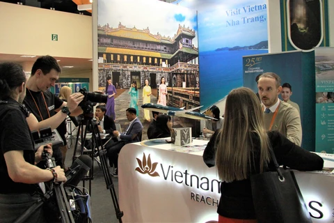 Phóng viên quốc tế tác nghiệp tại gian hàng Việt Nam tại hội chợ MITT. (Ảnh: Hồng Quân/TTXVN) 