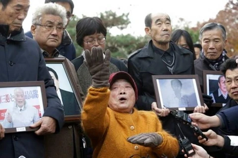 Một nạn nhân lao động cưỡng bức thời chiến trả lời phóng viên khi tới phiên tòa tại Seoul sáng 29/11. (Ảnh: AP)