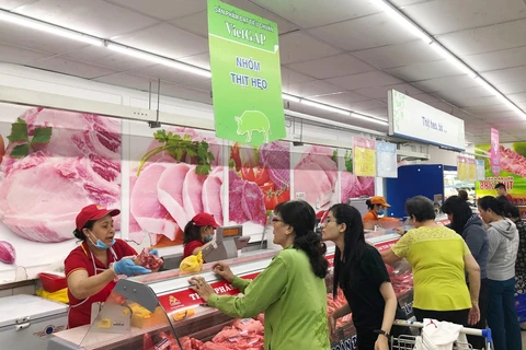 Người tiêu dùng ưu tiên mua thịt lợn an toàn tại siêu thị. (Ảnh: Mỹ Phương/TTXVN) 