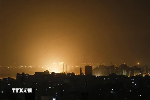 Ánh sáng màu cam trên bầu trời tại Dải Gaza trong cuộc không kích của Israel ngày 14/3/2019. (Ảnh: AFP/TTXVN)