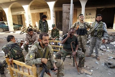 Binh sỹ thuộc lực lượng quân đội miền Đông trong chiến dịch chống phiến quân ở Benghazi, Libya. (Nguồn: AFP/TTXVN)
