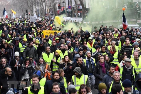 Người biểu tình Áo vàng tuần hành ở thủ đô Paris. (Ảnh: AFP/TTXVN)