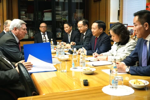 Tại cuộc gặp làm việc, Đại sứ Ngô Đức Mạnh đã chuyển bản đề xuất của Cộng đồng người Việt tới lãnh đạo cơ quan lập pháp Liên bang Nga. (Ảnh: Tâm Hằng/TTXVN) 