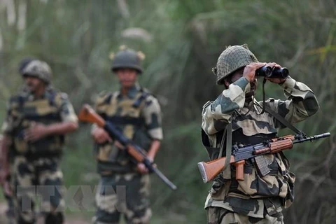 Binh sỹ Ấn Độ tuần tra tại khu vực R.S Pora, Tây Nam Jammu ở biên giới Ấn Độ-Pakistan. (Nguồn: AFP/TTXVN)