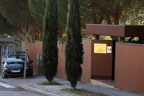 Bên ngoài đại sứ quán Triều Tiên tại Madrid. (Nguồn: Reuters)