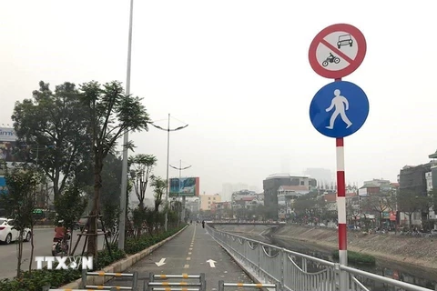Biển cấm xe máy đã được ngành chức năng cắm trước khi đưa tuyến đường dành cho người đi bộ ven sông Tô Lịch dọc đường Láng vào khai thác. (Ảnh: Tuyết Mai/TTXVN)