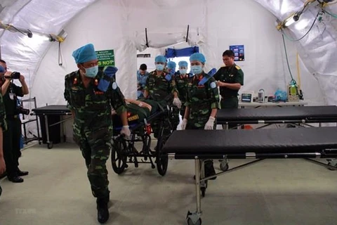 Các chiến sỹ 'mũ nồi xanh' Việt Nam diễn tập xử lý tình huống y tế trên bộ trang bị Bệnh viện dã chiến cấp 2 số 1. (Ảnh: Nguyễn Xuân Khu/TTXVN)