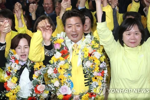 Ứng cử viên Yeo Young-guk (giữa) của đảng Công lý đã giành chiến thắng. (Nguồn: Yonhap)