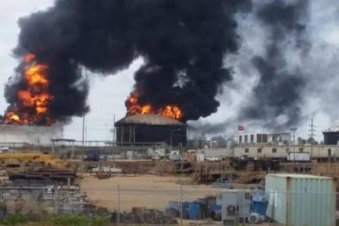 Khói lửa bốc lên nghi ngút tại hiện trường vụ nổ bồn chứa nhiên liệu của nhà máy xử lý dầu thô nặng Petro San Felix ở San Diego de Cabrutica, miền Đông Venezuela ngày 13/3/2019. (Nguồn: El Tigre/TTXVN) 