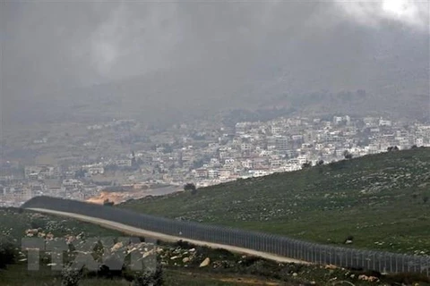 Hàng rào ngăn cách khu vực Cao nguyên Golan do Israel chiếm đóng, gần thị trấn Majdal Shams, với Syria, ngày 25/3/2019. (Ảnh: AFP/ TTXVN)