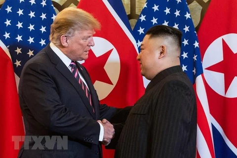 Cái bắt tay lịch sử giữa Tổng thống Mỹ Donald Trump (trái) và Chủ tịch Triều Tiên Kim Jong-un tại Hội nghị thượng đỉnh Mỹ-Triều lần hai ở Hà Nội ngày 27/2. (Nguồn: AFP/TTXVN)