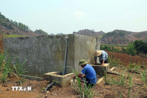Bể chứa nước sinh hoạt của người dân tái định cư xã Mường Bằng không có nước vào mùa khô. (Ảnh: Hữu Quyết/TTXVN) 