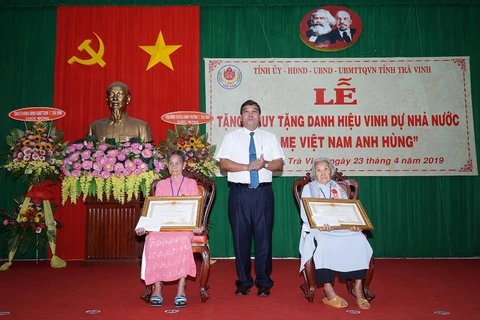 Tỉnh Trà Vinh trao tặng Danh hiệu Bà mẹ Việt Nam Anh hùng cho các Mẹ. (Ảnh: Thanh Hòa/TTXVN) 