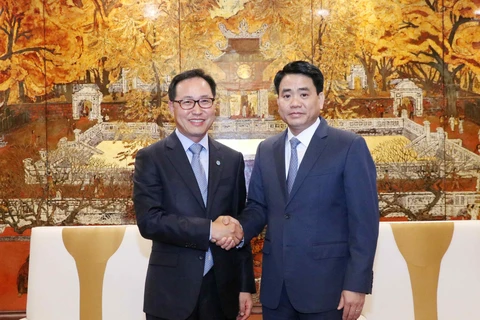 Chủ tịch Ủy ban nhân dân Thành phố Hà Nội Nguyễn Đức Chung tiếp ông Choi Joo Ho, Tổng giám đốc Tổ hợp Samsung Việt Nam. (Ảnh: Văn Điệp/TTXVN) 