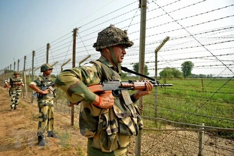 Binh sỹ thuộc Lực lượng biên phòng Ấn Độ tuần tra tại khu vực biên giới R.S Pora, phía tây nam bang Jammu. (Nguồn: AFP/TTXVN)