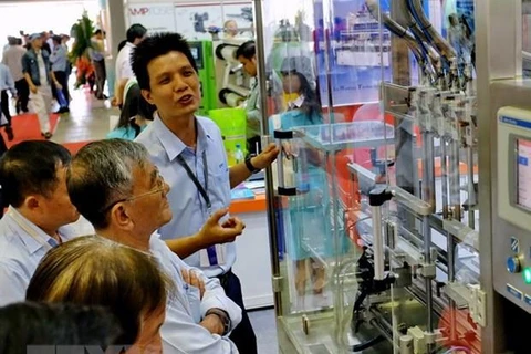Khách tham quan tại một triển lãm về thiết bị ngành nhựa và cao su. (Nguồn: TTXVN)