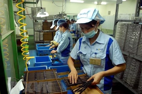 Dây chuyền sản xuất linh kiện cho các sản phẩm điện tử tại Công ty TNHH INOAC Viet Nam (vốn đầu tư của Nhật Bản), tại Khu công nghiệp Quang Minh (Hà Nội). (Ảnh: Danh Lam/TTXVN)