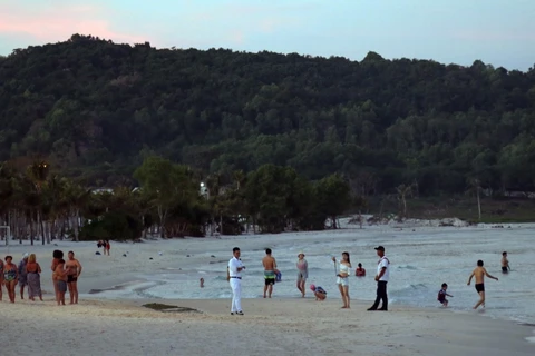 Du khách quốc tế tắm biển tại bãi Khem, huyện đảo Phú Quốc. (Ảnh: Lê Huy Hải/TTXVN) 