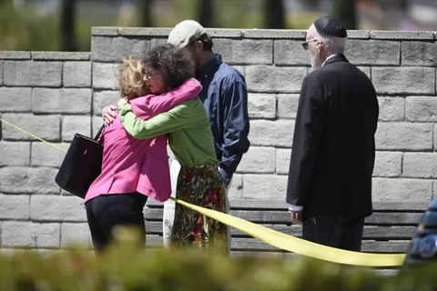 Người dân bên ngoài nơi diễn ra vụ xả súng vào giáo đường Do Thái. (Nguồn: AP)