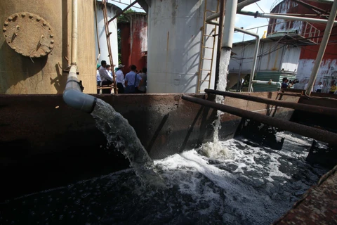 Nước thải của Công ty TNHH Mía đường cồn Long Mỹ Phát - một trong những nhà máy trong nghi vấn xả thải gây ô nhiễm dòng sông vừa qua. (Ảnh: Duy Khương/TTXVN) 