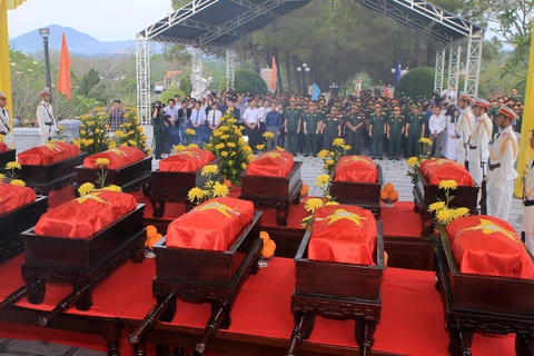 Lễ an táng 18 hài cốt liệt sĩ quân tình nguyện và chuyên gia Việt Nam hy sinh tại Lào tại Nghĩa trang Liệt sỹ thành phố Huế. (Ảnh: Hồ Cầu/TTXVN) 
