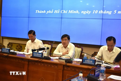 Chủ tịch UBND Thành phố Hồ Chí Minh Nguyễn Thành Phong (ngồi giữa) phát biểu tại kỳ họp. (Ảnh: Trần Xuân Tình/TTXVN) 