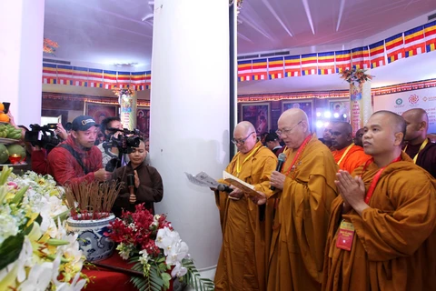 Đoàn đại biểu làm lễ cầu siêu bên trong lòng Đại tượng Phật A Di Đà cao nhất Việt Nam ở độ cao gần 3.000m thuộc quần thể du lịch Sun World Fansipan Legend. (Ảnh: Quốc Khánh/TTXVN) 