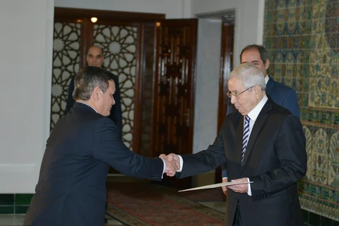 Đại sứ Phạm Quốc Trụ trao Quốc Thư cho Tổng thống tạm quyền Abdelkader Bensalah, tại thủ đô Algiers ngày 16/5. (Ảnh: APS/TTXVN) 