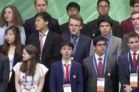 Học sinh Vũ Hoàng Long (hàng đầu, thứ 3 từ trái sang) trong lễ trao giải tại Intel ISEF năm 2019, Mỹ. (Nguồn: Sở Giáo dục-Đào tạo tỉnh Lào Cai)