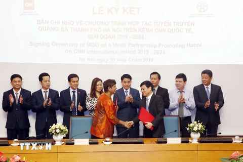 Chủ tịch UBND Thành phố Hà Nội Nguyễn Đức Chung chứng kiến lễ ký kết hợp tác. (Ảnh: Lâm Khánh/TTXVN)