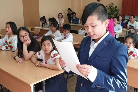 Con em người Việt đang theo học lớp tiếng Việt tại Trung tâm Ngoại ngữ Up & Go tham dự cuộc thi. (Ảnh: Dương Trí/TTXVN) 
