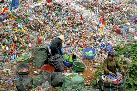 Một bãi thu gom rác thải nhựa để tái chế tại Lào Cai. (Ảnh: Ngọc Hà/TTXVN)