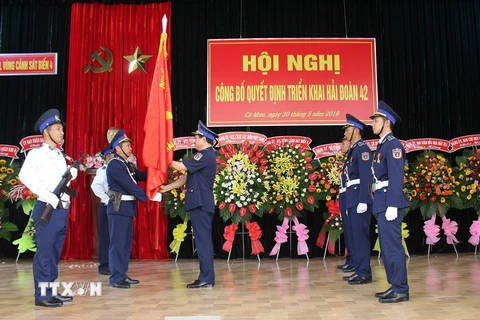 Trung tướng Hoàng Văn Đồng, Bí thư Đảng ủy, Chính ủy Cảnh sát biển Việt Nam trao Quân kỳ quyết thắng ra mắt Hải đoàn 42. (Ảnh : Huỳnh Thế Anh/TTXVN)