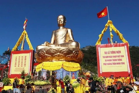 Tượng Phật hoàng Trần Nhân Tông tại Khu Di tích danh thắng non thiêng Yên Tử. (Ảnh: Nguyễn Dân/TTXVN)