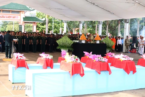 Quang cảnh buổi lễ truy điệu và an táng hài cốt liệt sỹ hy sinh tại chiến trường Campuchia. (Ảnh: Dư Toán/TTXVN)