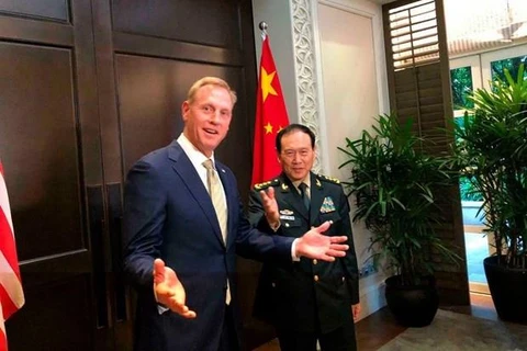 Quyền Bộ trưởng Quốc phòng Mỹ Patrick Shanahan và Bộ trưởng Quốc phòng Trung Quốc Ngụy Phượng Hòa. (Nguồn: AP)