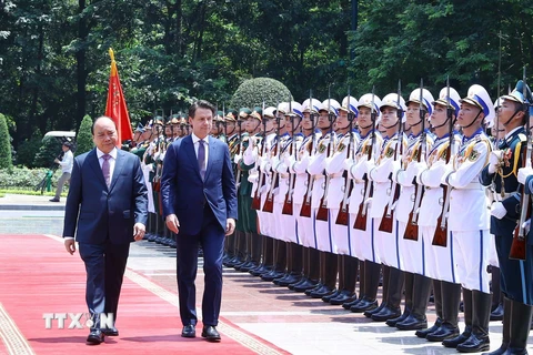 Thủ tướng Nguyễn Xuân Phúc và Thủ tướng Cộng hòa Italy Giuseppe Conte duyệt Đội Danh dự Quân đội nhân dân Việt Nam. (Ảnh: Thống Nhất/TTXVN)