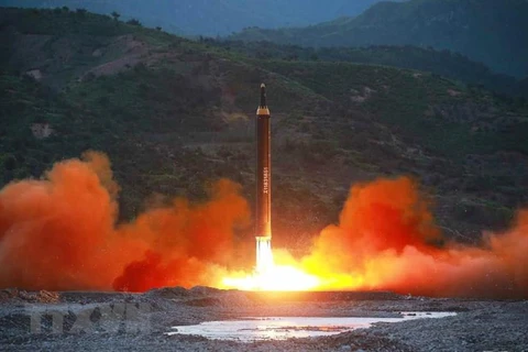 Ảnh tư liệu: Tên lửa đạn đạo tầm trung Hwasong-12 của Triều Tiên được phóng thử từ một địa điểm bí mật. (Ảnh: Yonhap/ TTXVN)