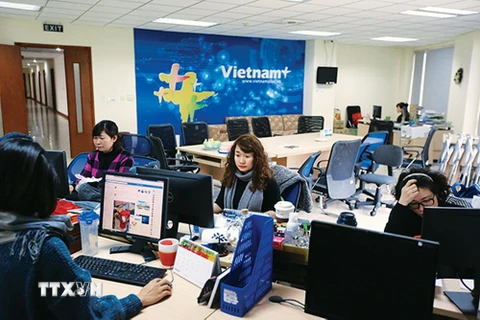 Tác nghiệp tại tòa soạn báo Điện tử Vietnamplus. (Nguồn: Nội san Thông tấn)