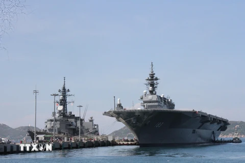 Hai tàu thuộc lực lượng Tự vệ trên biển Nhật Bản sau khi cập cảng quốc tế Cam Ranh. (Ảnh: Tiên Minh/TTXVN)