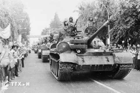Hàng vạn người dân Thủ đô Phnom Penh lưu luyến tiễn đưa các chiến sĩ Quân đoàn 4 - Binh đoàn Cửu Long quân tình nguyện Việt Nam hoàn thành nghĩa vụ quốc tế, lên đường trở về nước, sáng 3/5/1983. (Ảnh: TTXVN)
