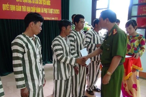 Công an tỉnh Lai Châu trao Quyết định đặc xá, giảm án cho 19 phạm nhân tại Trại tạm giam Công an tỉnh Lai Châu năm 2013. (Ảnh: Quang Duy/TTXVN)