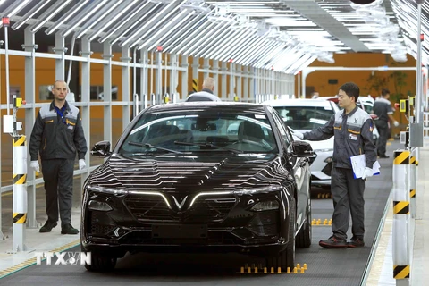 Dây chuyền công nghệ hiện đại bậc nhất thế giới kiểm tra chất lượng ôtô trước khi xuất xưởng. (Ảnh: An Đăng/TTXVN)