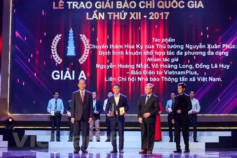 Nhà báo Nguyễn Hoàng Nhật đại diện nhóm tác giả thuộc báo điện tử VietnamPlus nhận giải A Giải Báo chí quốc gia lần thứ 12 - năm 2017. (Ảnh: Minh Sơn/Vietnam+)