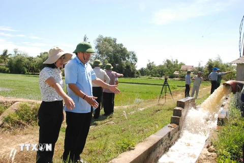 Lãnh đạo tỉnh Quảng Trị kiểm tra trạm bơm thủy lợi tại xã Vĩnh Sơn, huyện Vĩnh Linh. (Ảnh: Thanh Thủy/TTXVN)