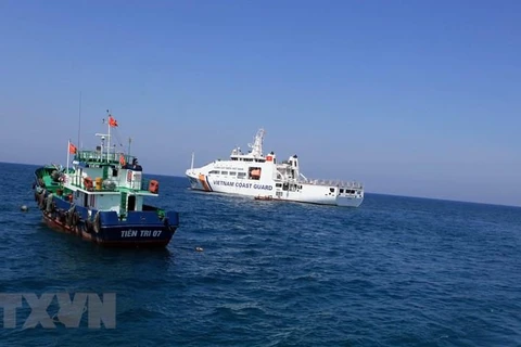 Cảnh sát biển vùng 2 luôn đồng hành với ngư dân đảo Lý Sơn (Quảng Ngãi). (Ảnh: Trần Tĩnh/TTXVN)